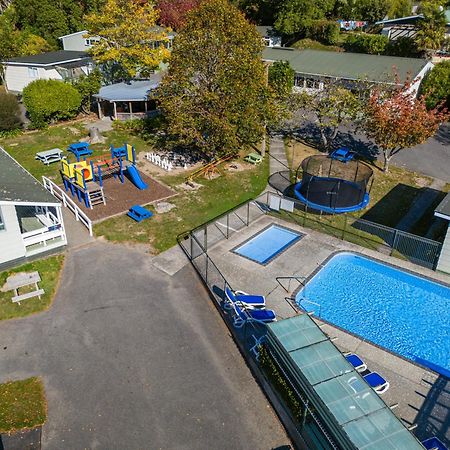 Tasman Holiday Parks ピクトン エクステリア 写真 Aerial view of the school's swimming pool