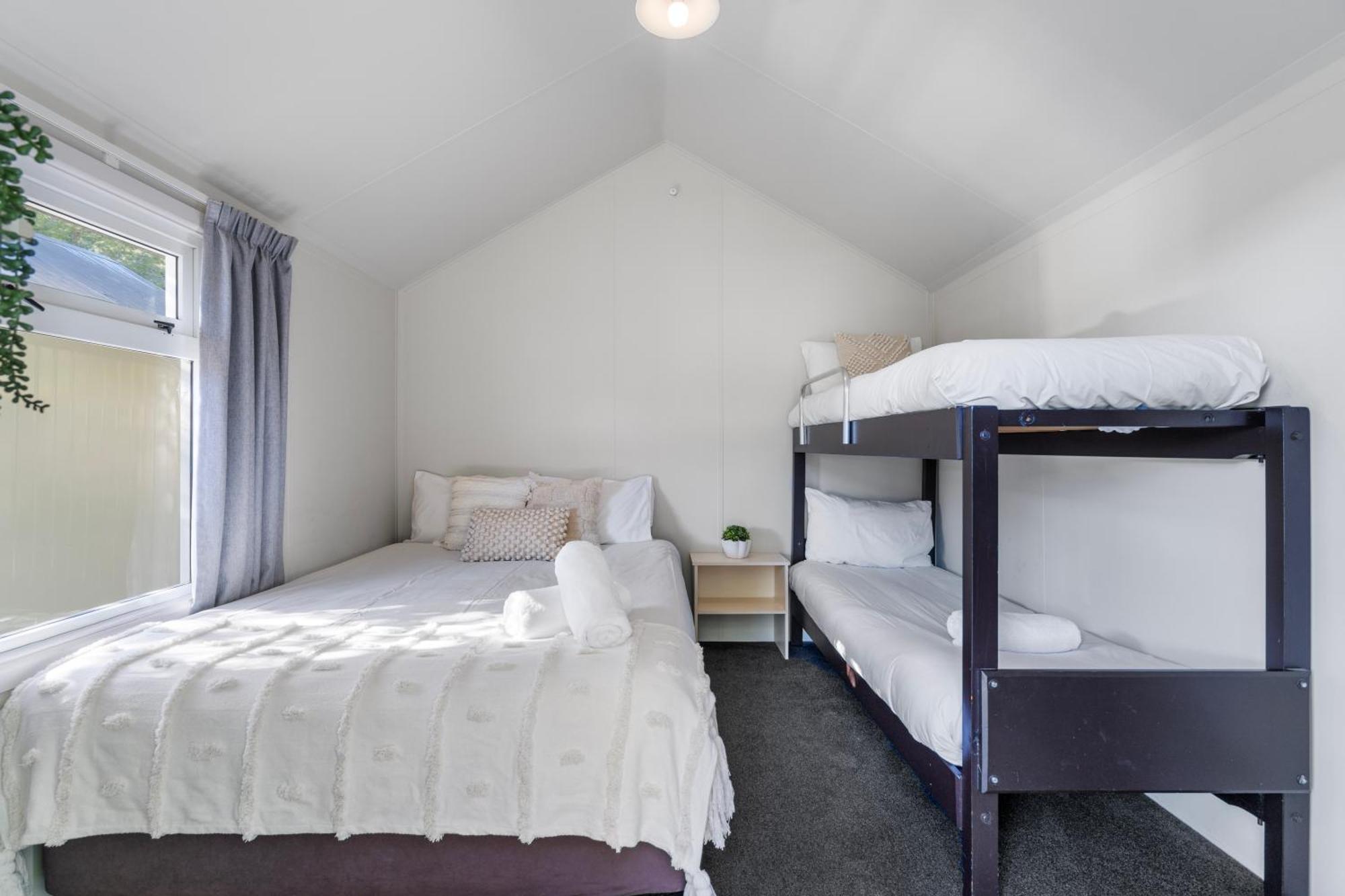 Tasman Holiday Parks ピクトン エクステリア 写真 A bunk bed in a bedroom