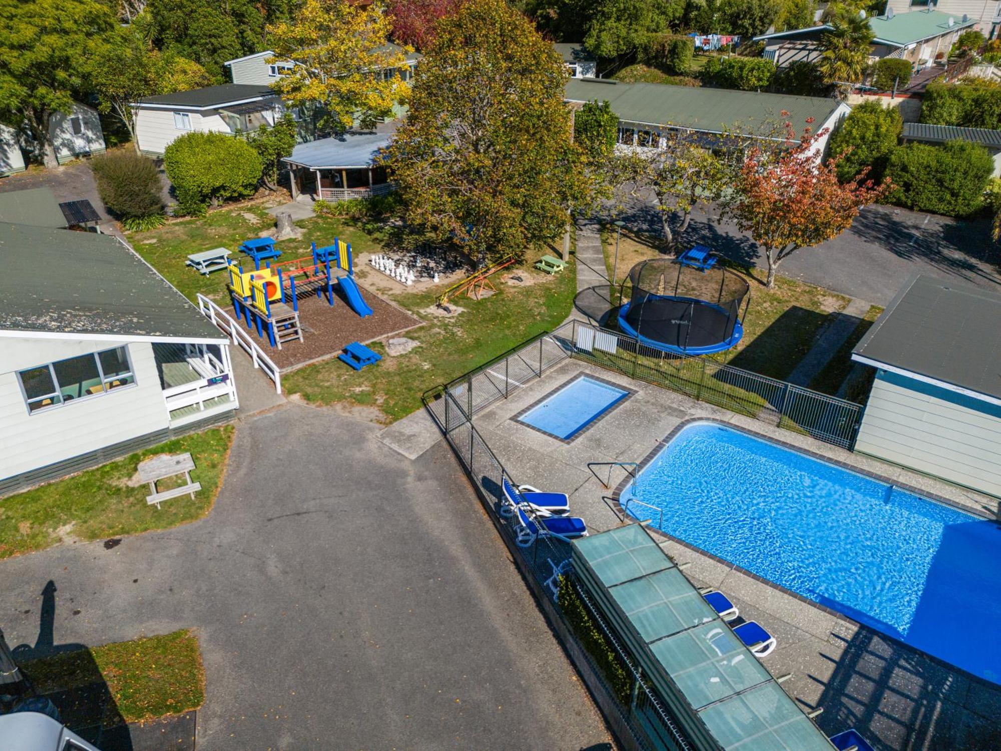 Tasman Holiday Parks ピクトン エクステリア 写真 Aerial view of the school's swimming pool