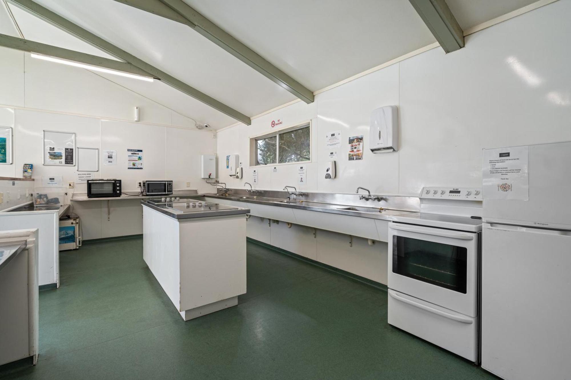 Tasman Holiday Parks ピクトン エクステリア 写真 The kitchen at the station