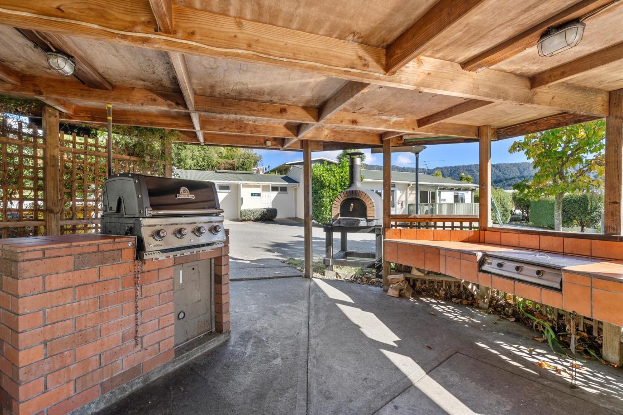 Tasman Holiday Parks ピクトン エクステリア 写真 Outdoor kitchen at the 2019 San Diego Comic-Con