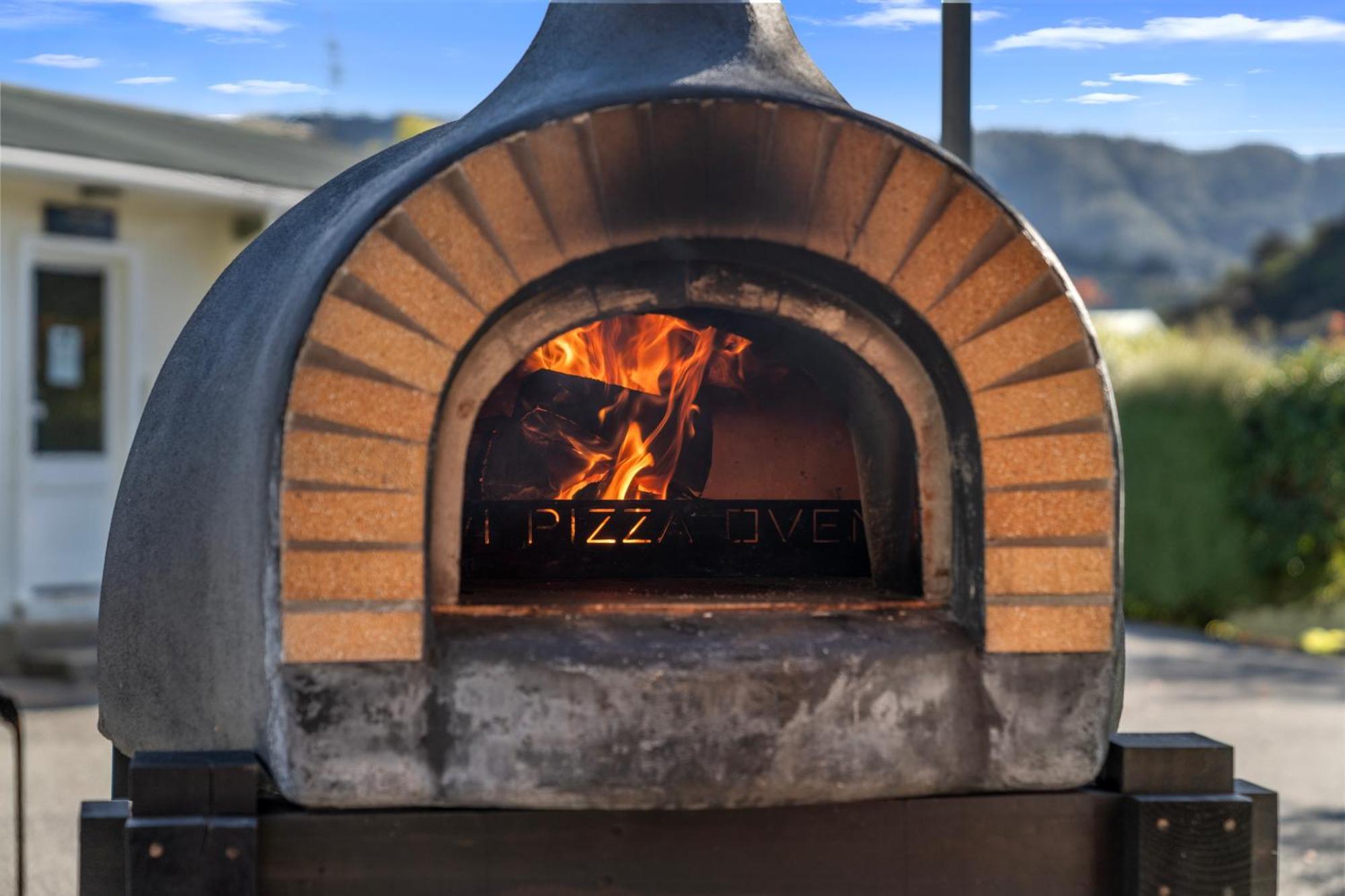 Tasman Holiday Parks ピクトン エクステリア 写真 Wood-burning pizza oven