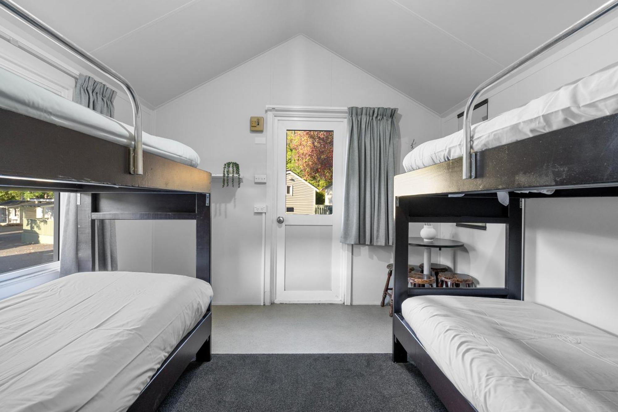 Tasman Holiday Parks ピクトン エクステリア 写真 A room at the hostel