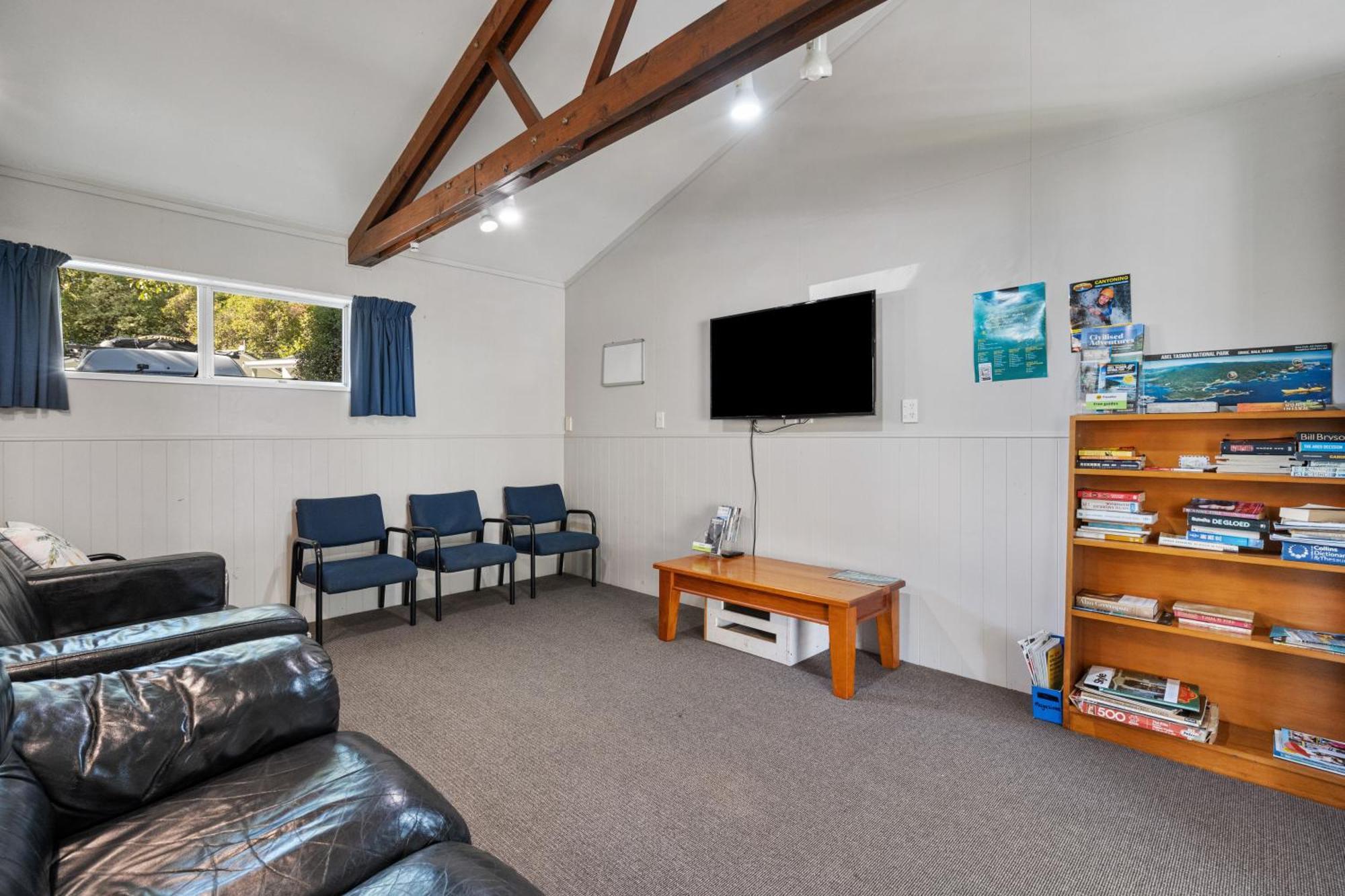 Tasman Holiday Parks ピクトン エクステリア 写真 The lounge at the hostel