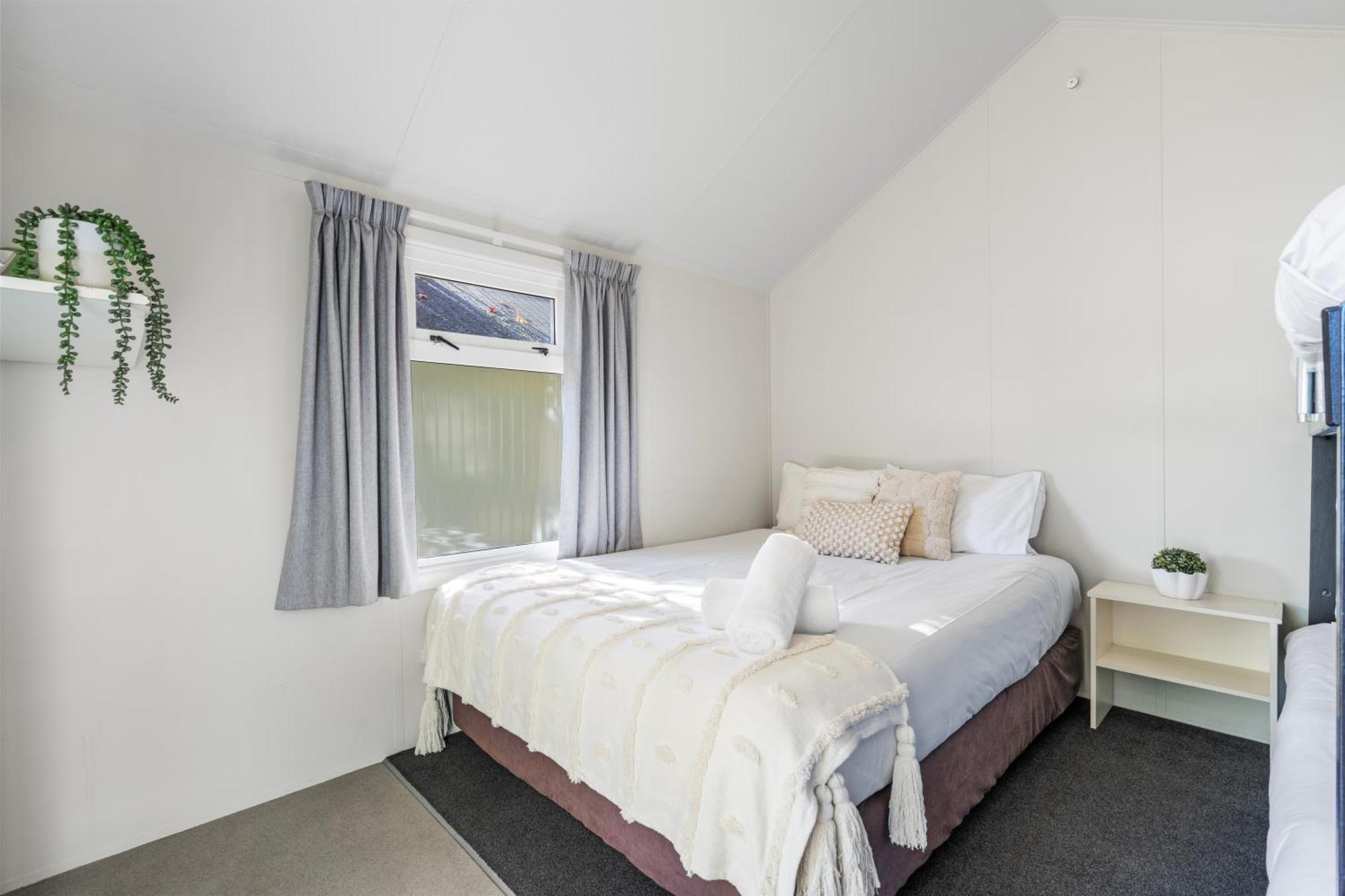 Tasman Holiday Parks ピクトン エクステリア 写真 A bedroom in a student flat