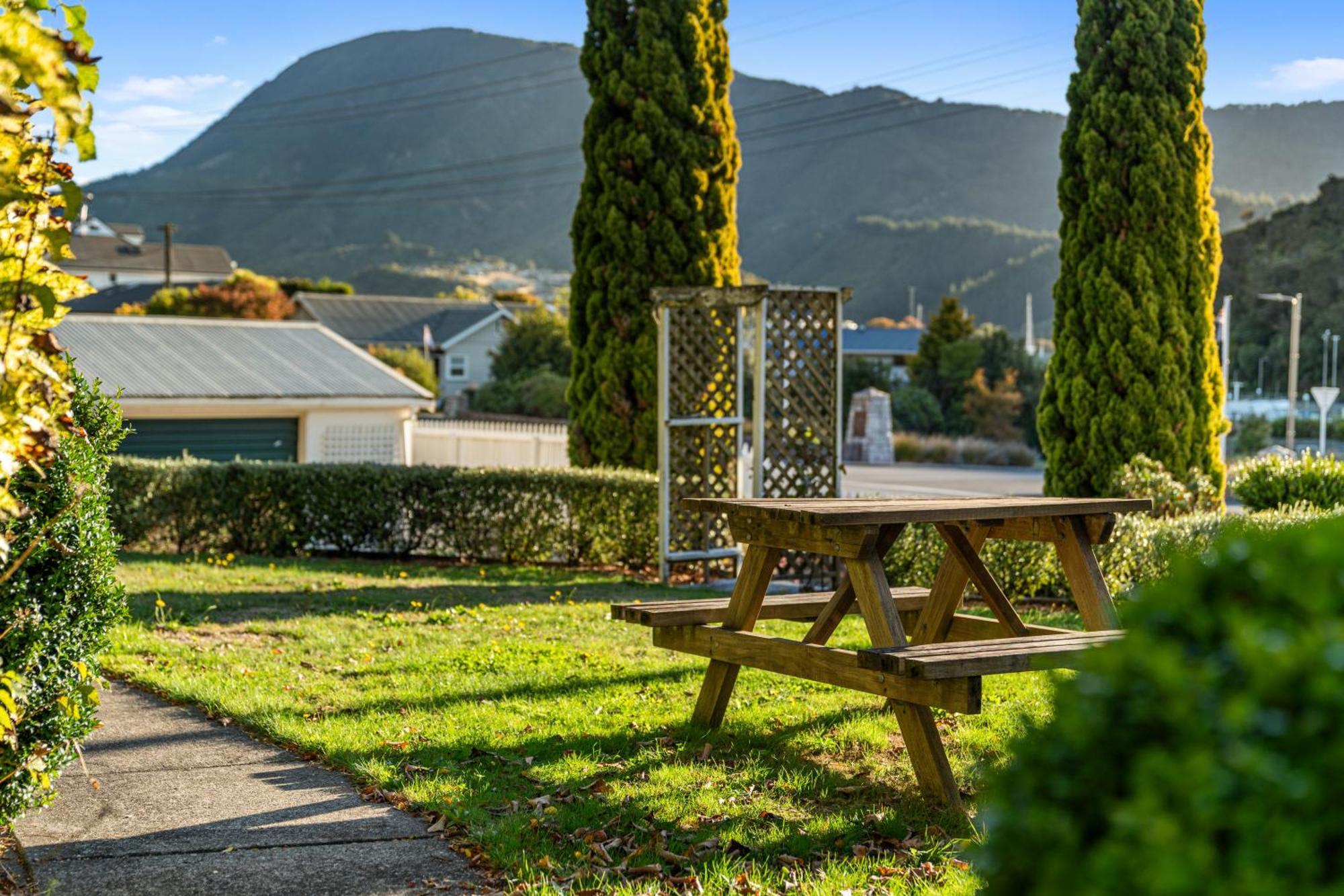 Tasman Holiday Parks ピクトン エクステリア 写真 The park's main lawn