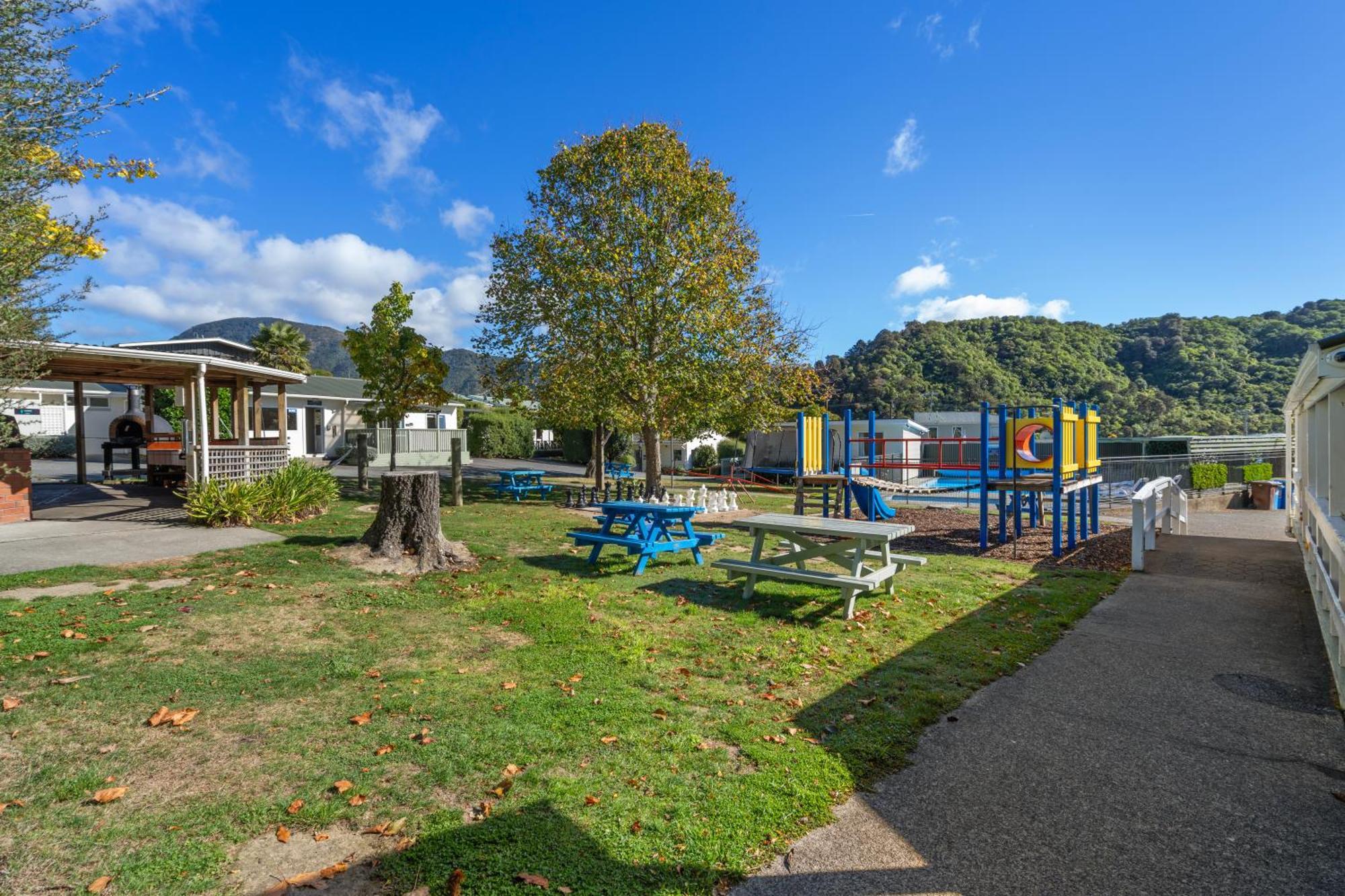 Tasman Holiday Parks ピクトン エクステリア 写真 Playground at the school