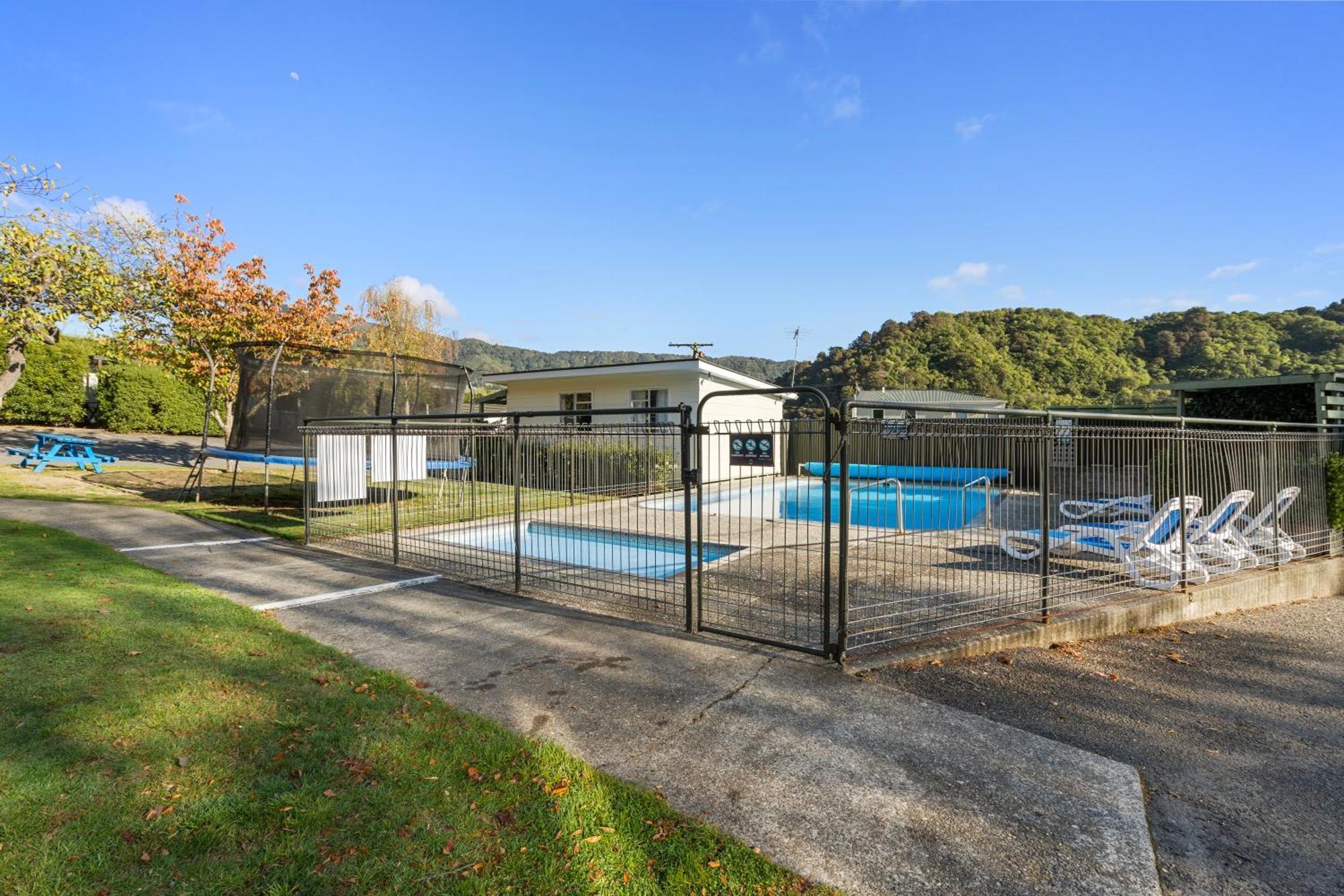 Tasman Holiday Parks ピクトン エクステリア 写真 The swimming pool at the station
