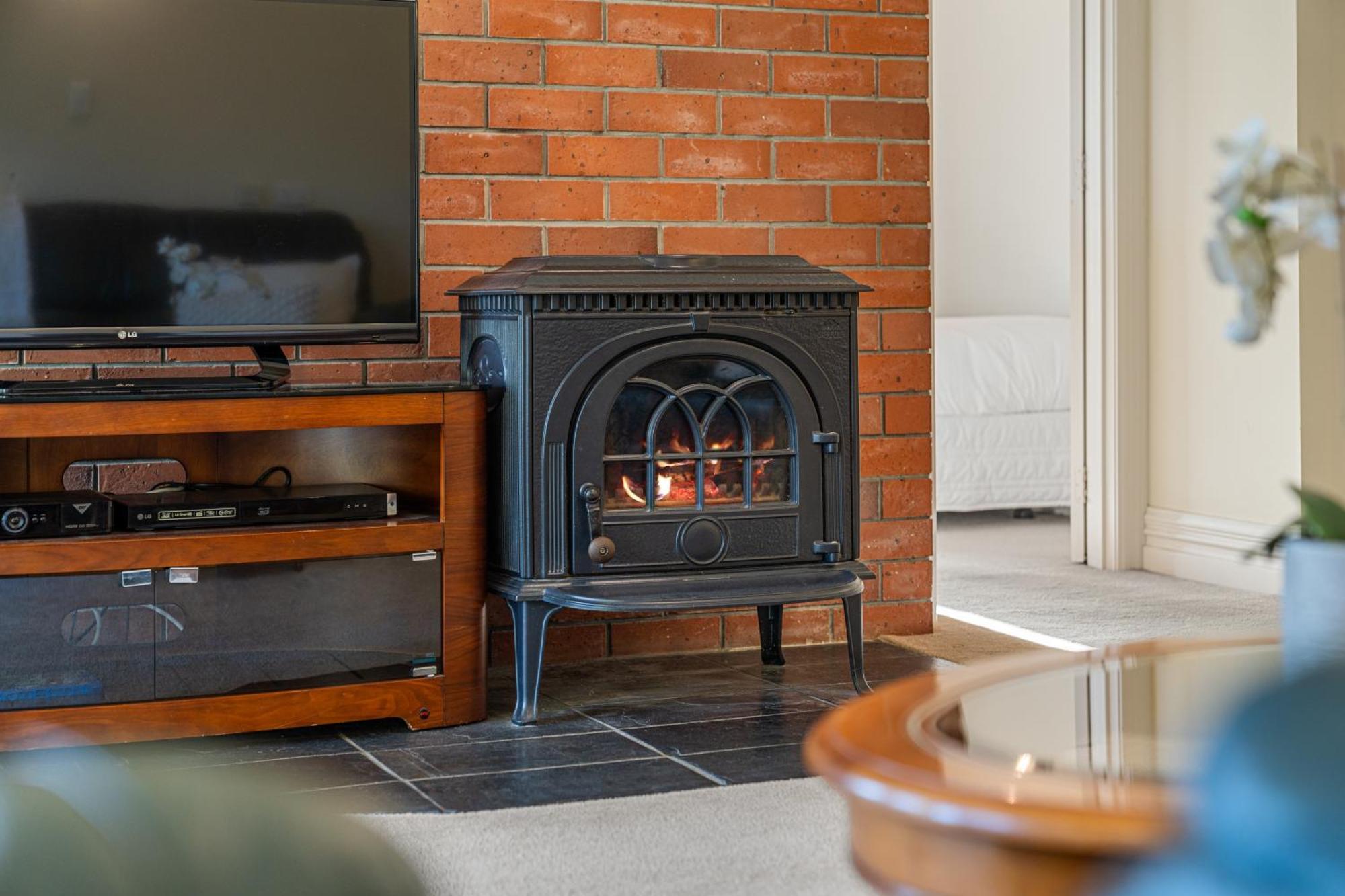 Tasman Holiday Parks ピクトン エクステリア 写真 A wood-burning stove