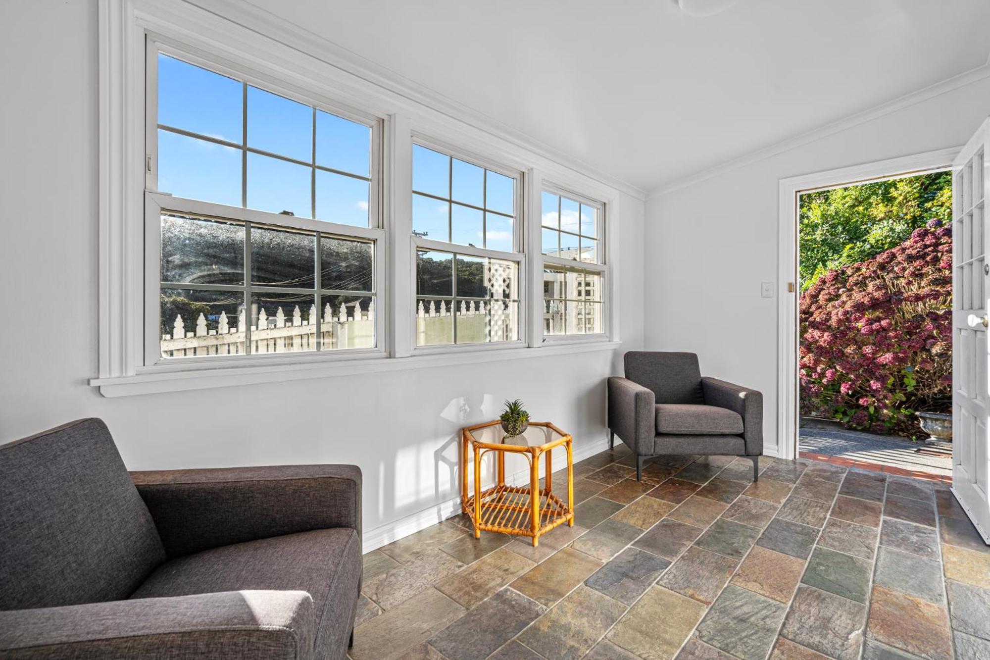 Tasman Holiday Parks ピクトン エクステリア 写真 A room with a view of the garden