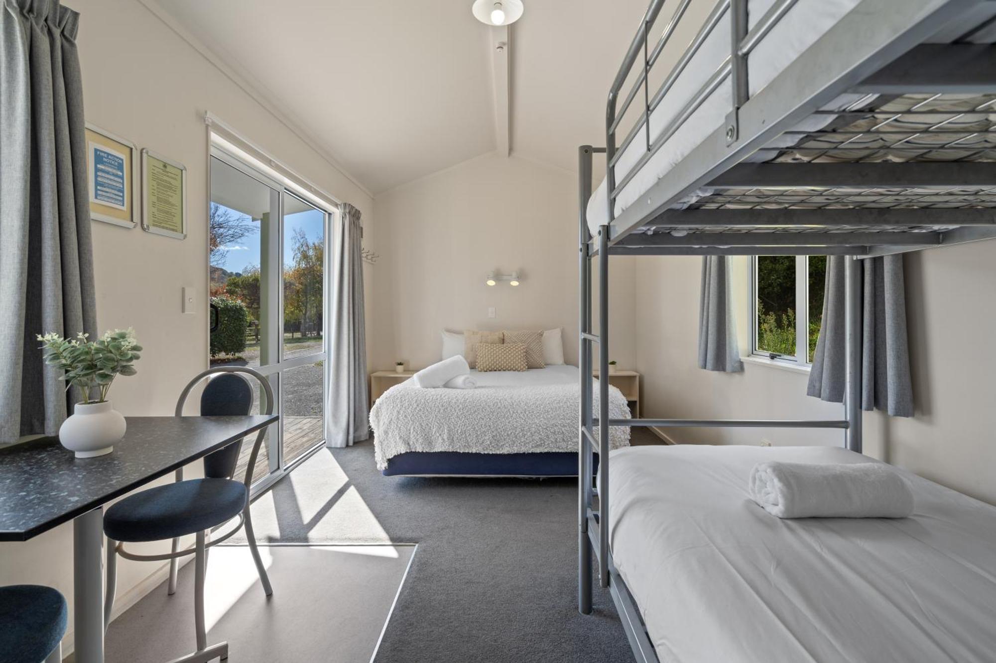 Tasman Holiday Parks ピクトン エクステリア 写真 A typical room at a backpackers' hostel in Australia