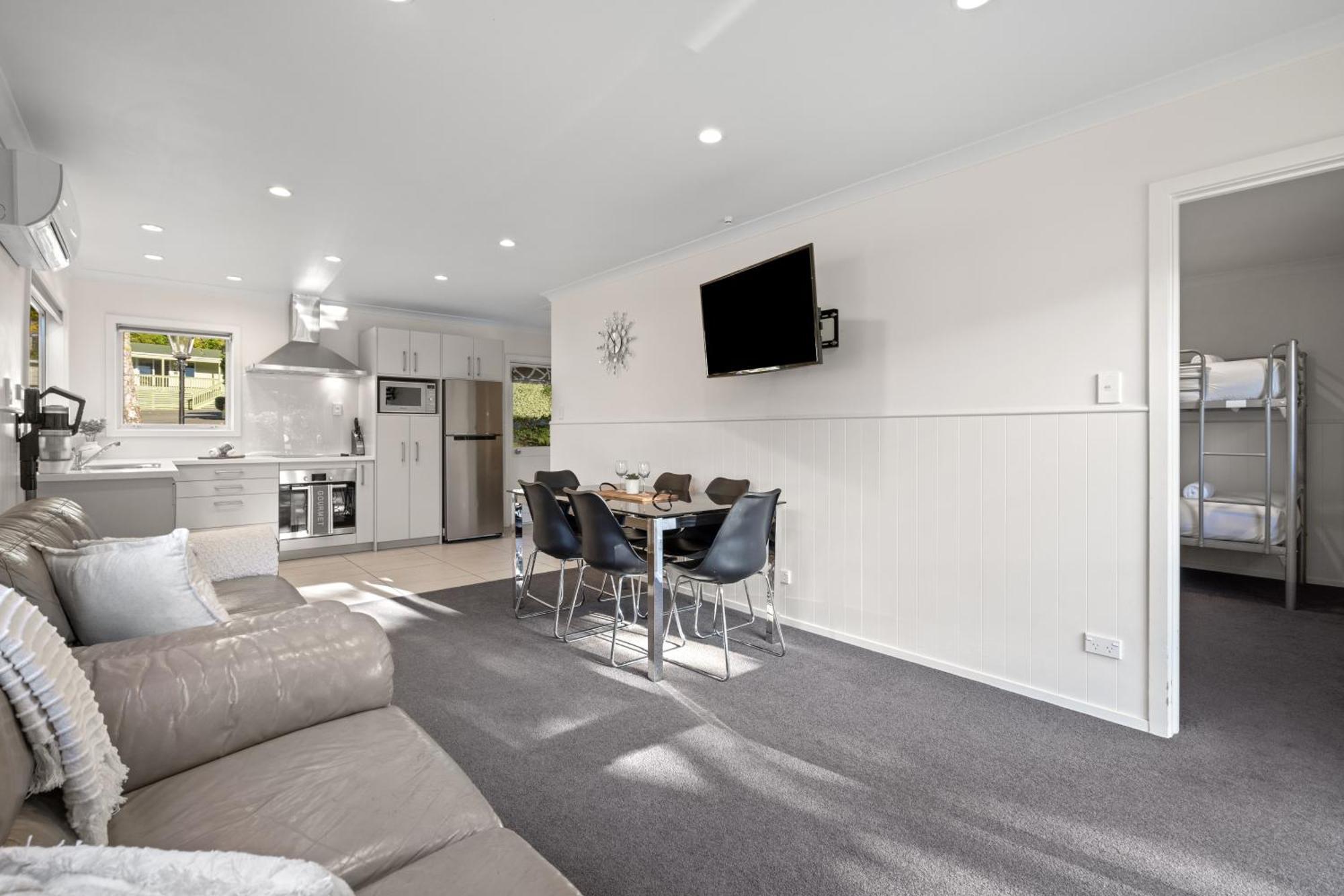 Tasman Holiday Parks ピクトン エクステリア 写真 A typical two bedroom apartment