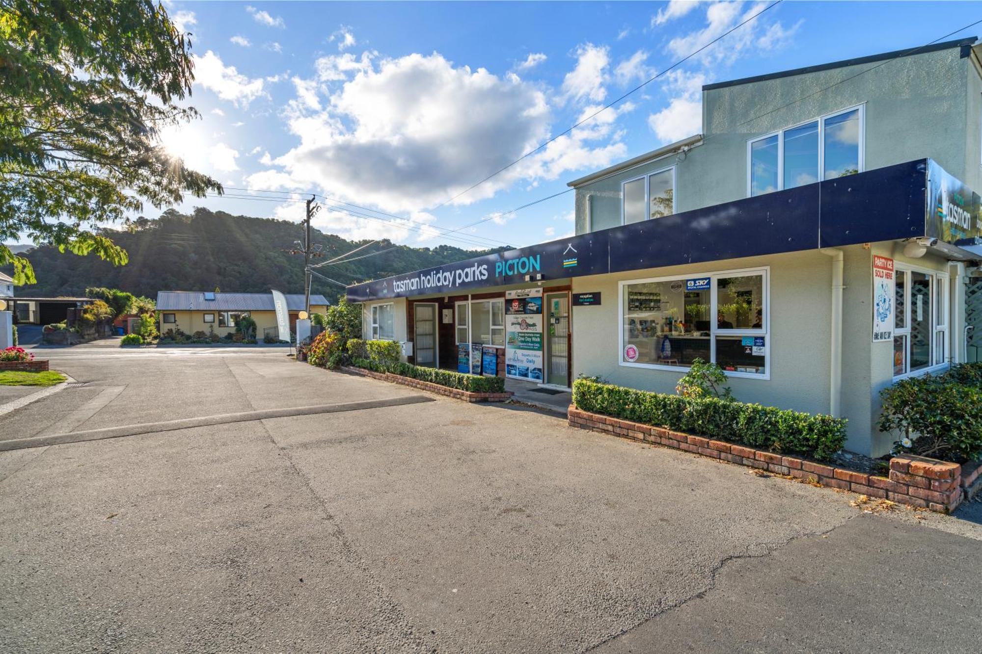 Tasman Holiday Parks ピクトン エクステリア 写真 The entrance to the swimming pool