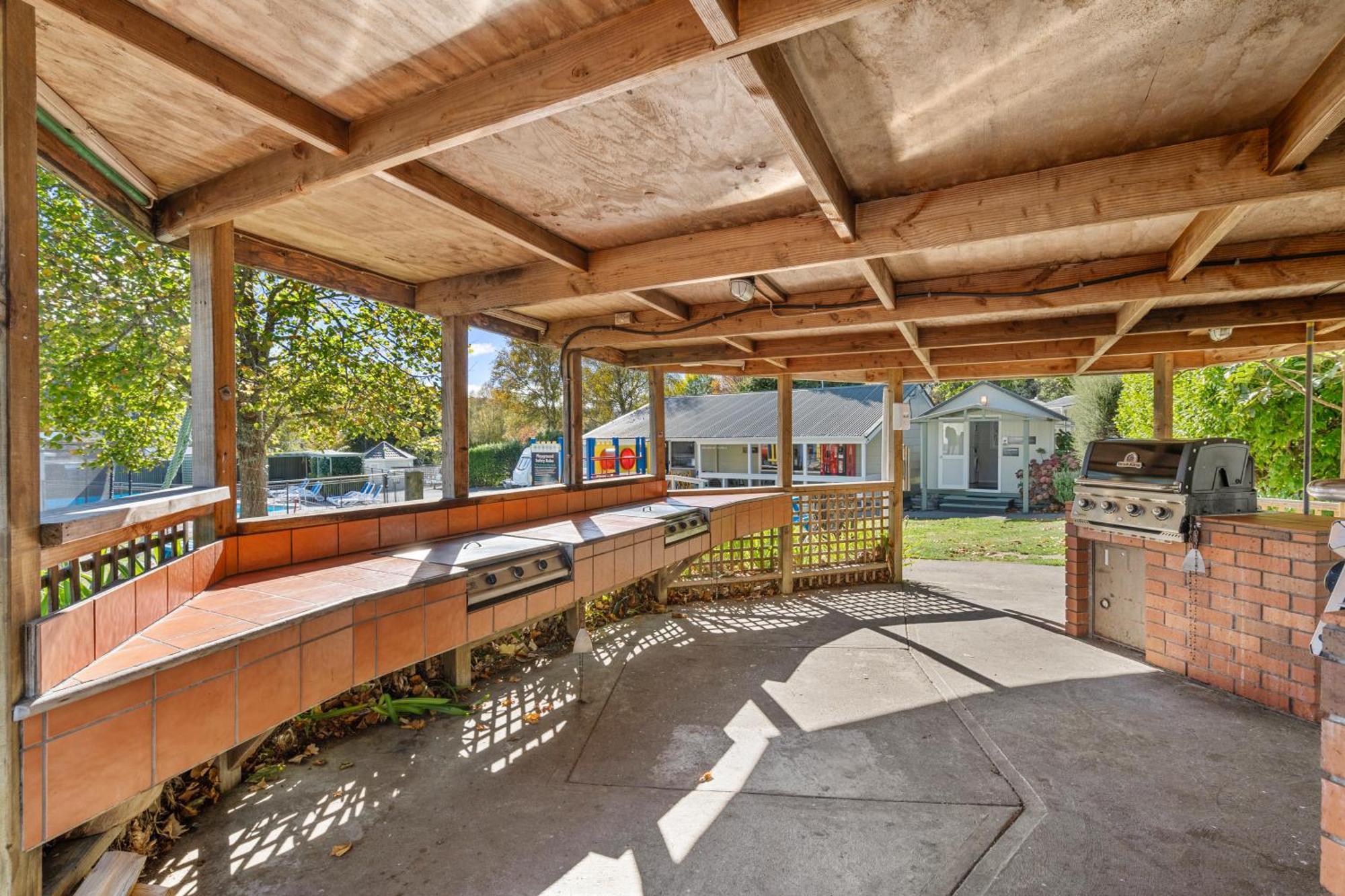 Tasman Holiday Parks ピクトン エクステリア 写真 The outdoor kitchen at the Student Union