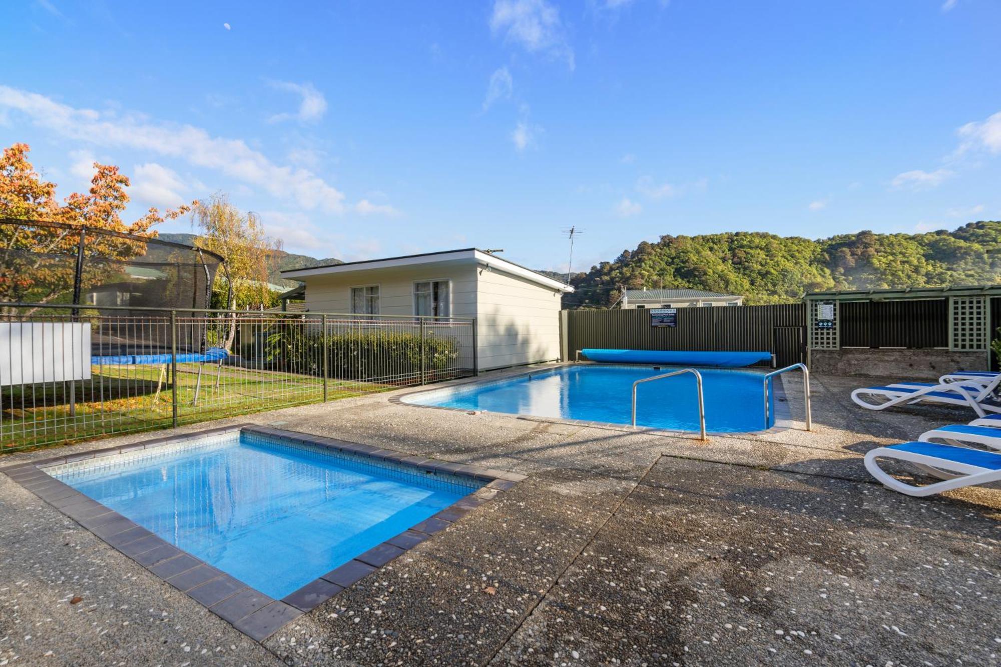 Tasman Holiday Parks ピクトン エクステリア 写真 Swimming pool at the University of Waikato