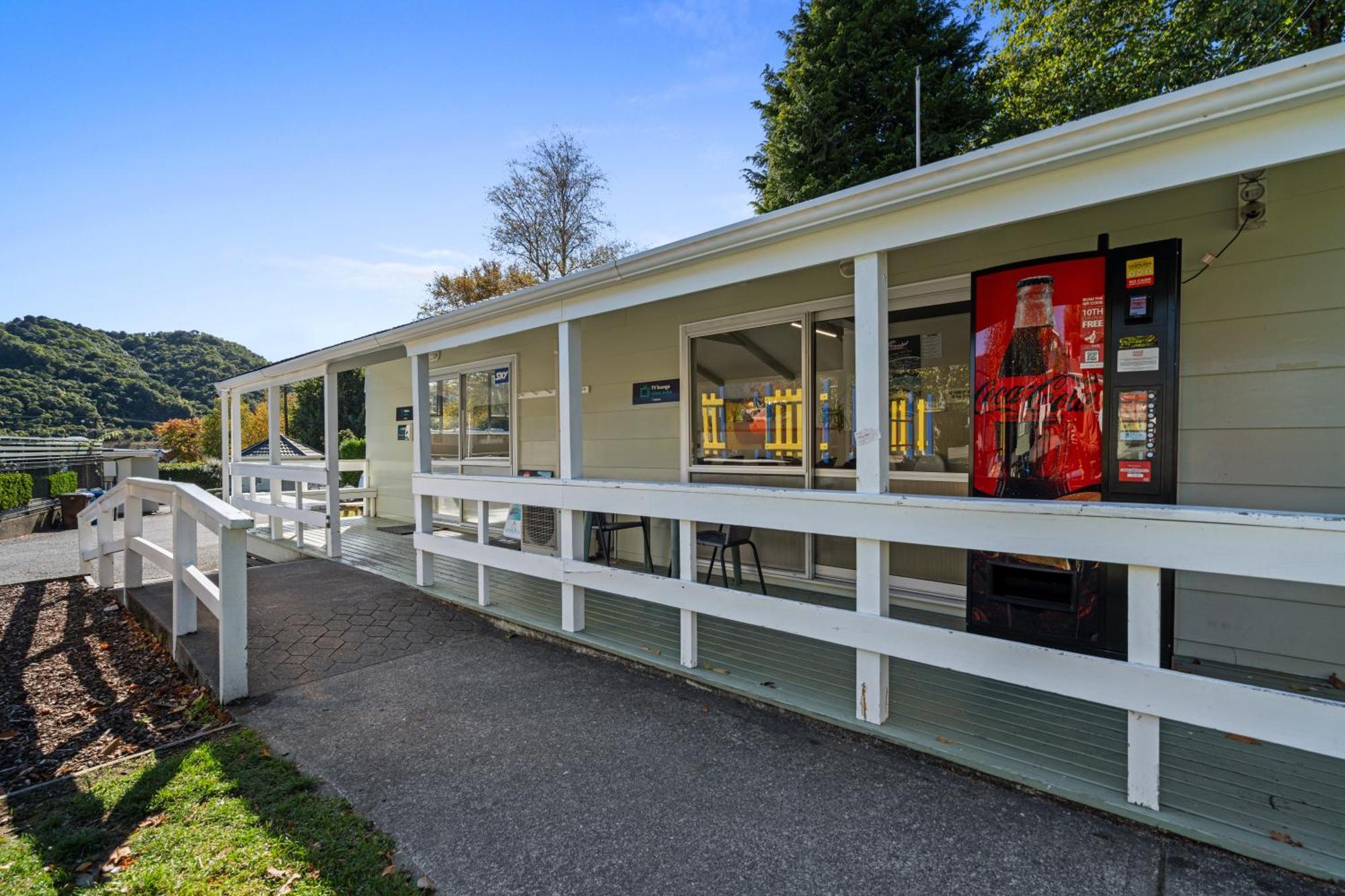 Tasman Holiday Parks ピクトン エクステリア 写真 The station in 2019