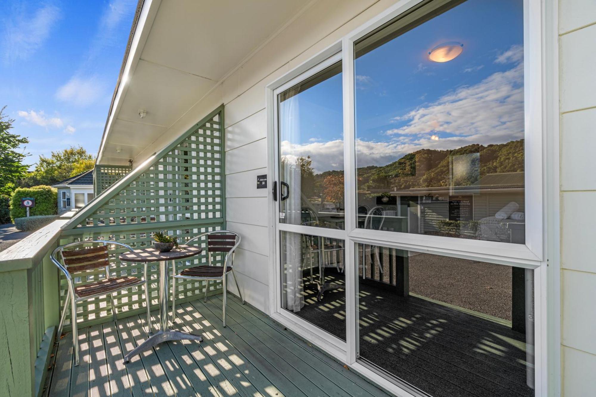 Tasman Holiday Parks ピクトン エクステリア 写真 A sliding door