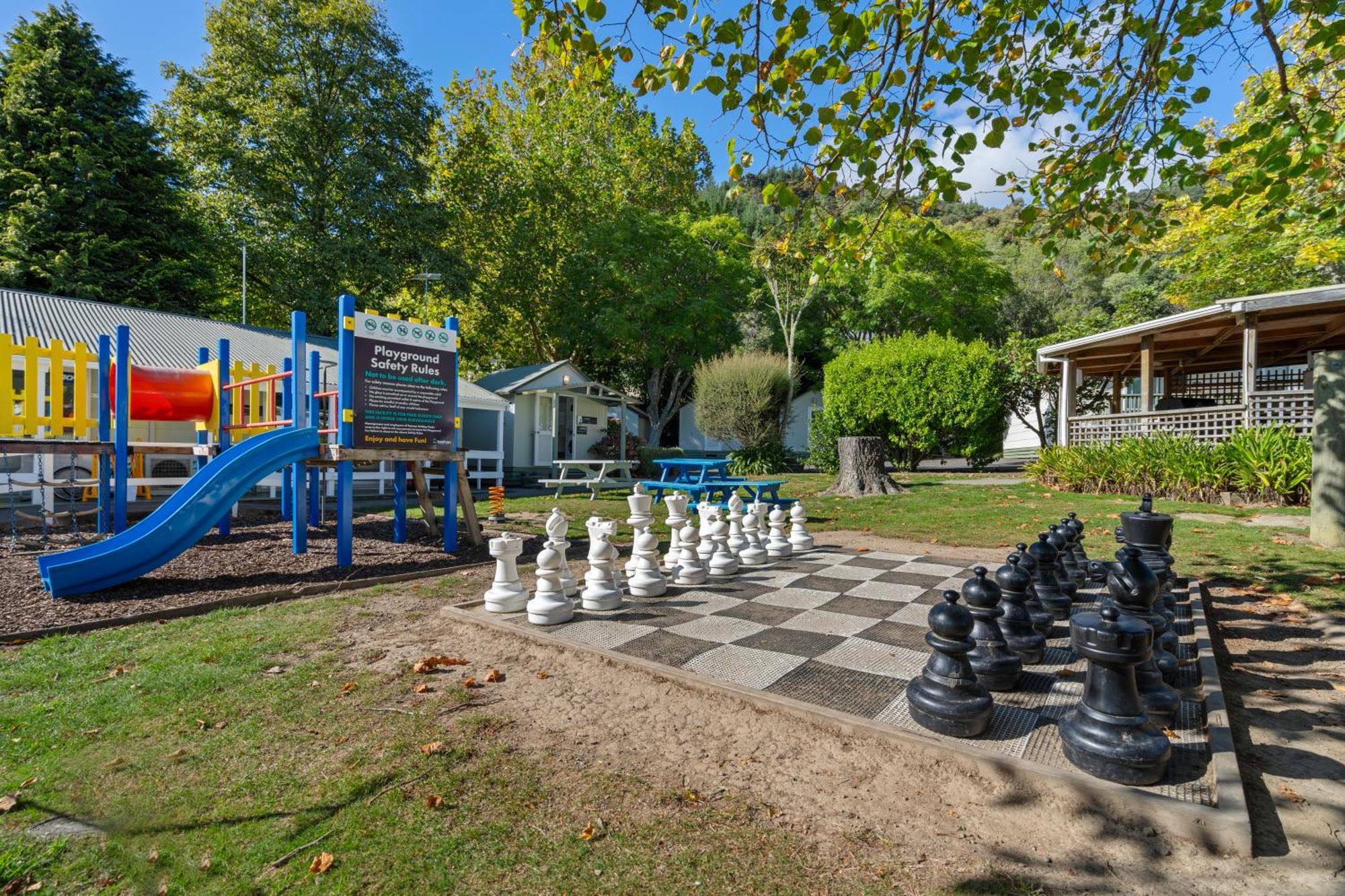 Tasman Holiday Parks ピクトン エクステリア 写真 Playground at the station
