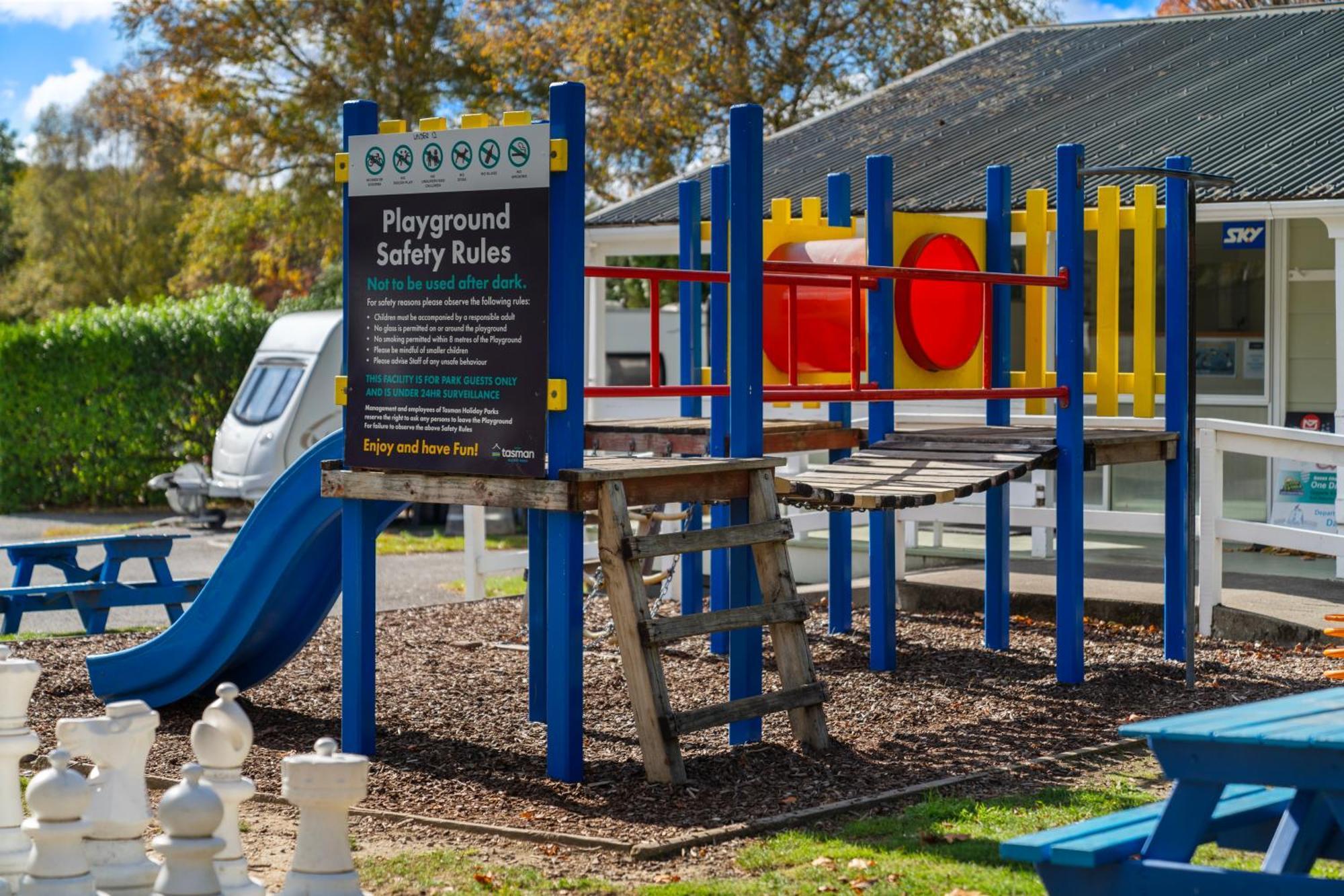 Tasman Holiday Parks ピクトン エクステリア 写真 Playground at the visitor centre