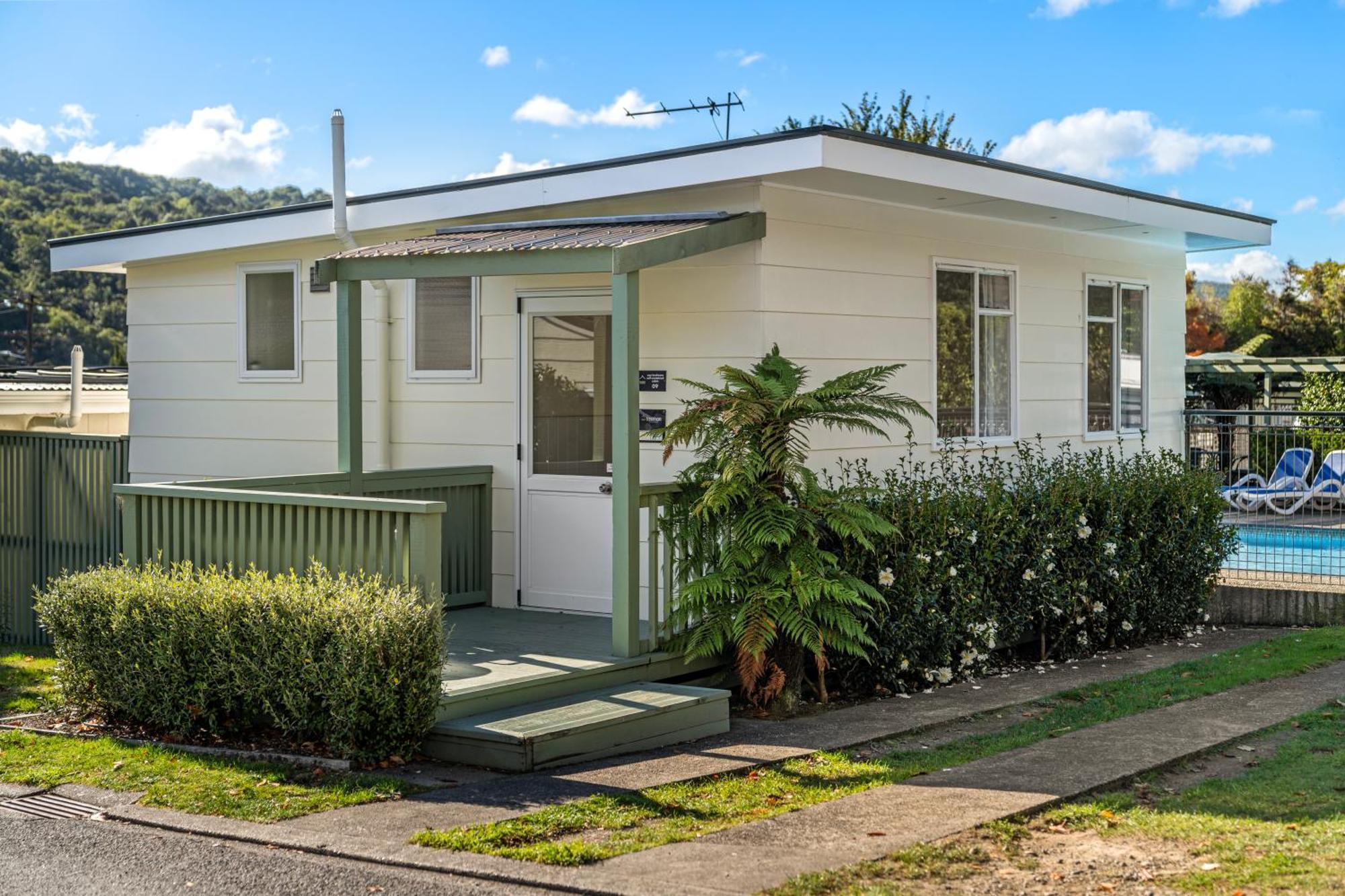 Tasman Holiday Parks ピクトン エクステリア 写真 A typical villa at the resort