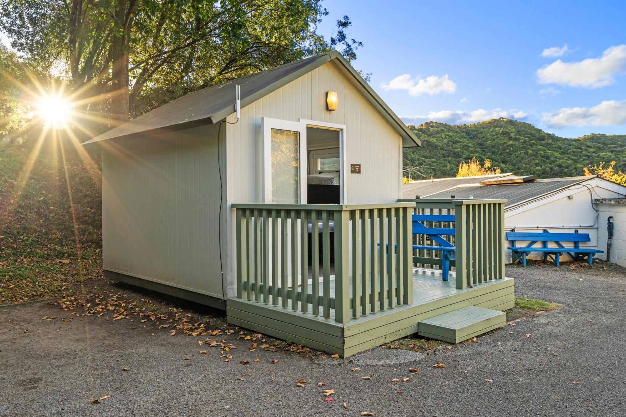 Tasman Holiday Parks ピクトン エクステリア 写真 A tiny home at the Riverview Motel in New Zealand