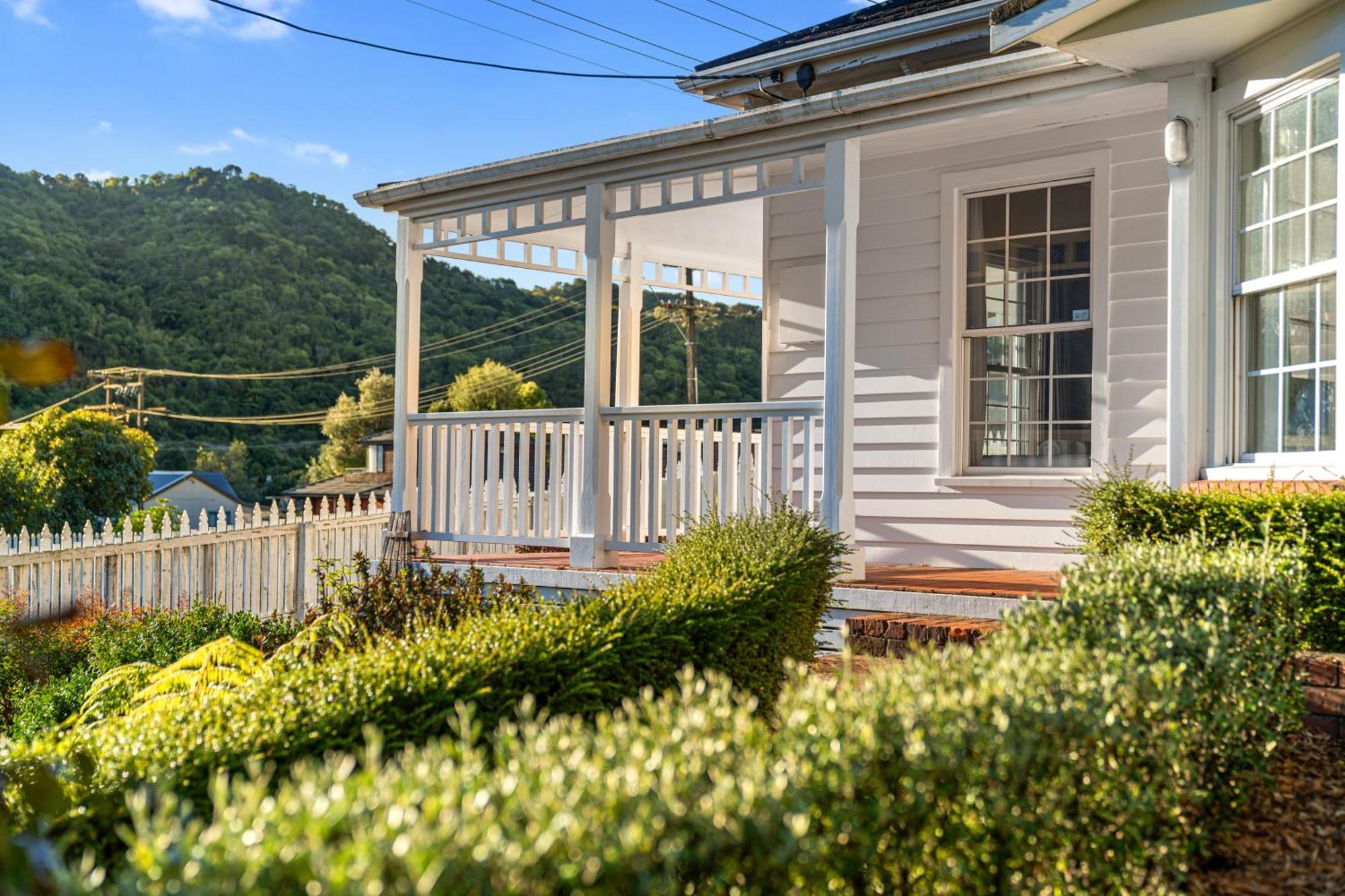 Tasman Holiday Parks ピクトン エクステリア 写真 The house's front entrance